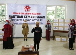 Ketua Dekranasda Jateng Siti Atikoh (tengah depan)