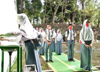 Siswa menunggu giliran cuci tangan