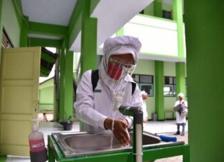 Siswi SMKN 1 Temanggung mencuci tangan