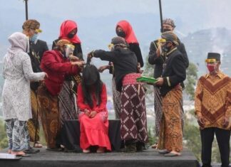 Potong rambut gimbal anak-anak di Dieng