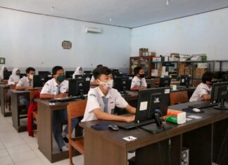 Siswa belajar dengan protokol kesehatan