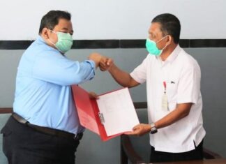 Kepala Kanwil DJP Jawa Tengah I Suparno (kiri) secara simbolis menyerahkan bantuan kepada perwakilan pengurus Panti Rehabilitasi Among Jiwo, kemarin.