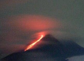 Merapi memuntahkan lava pijar