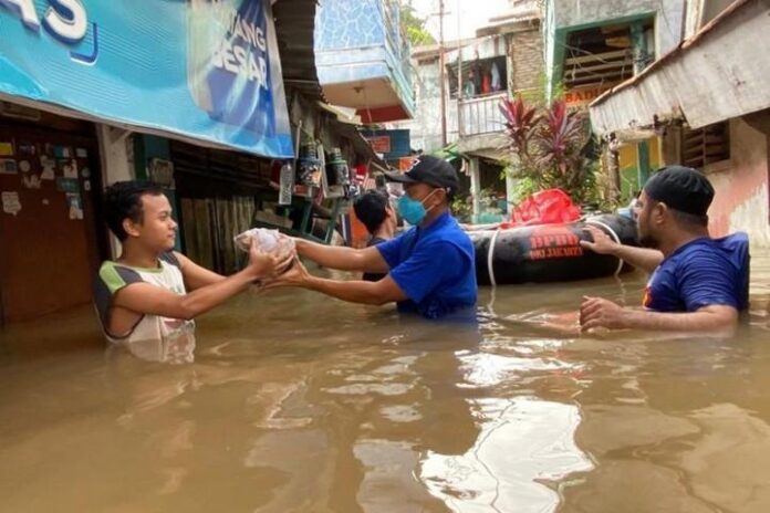 Kader Partai Demokrat memberikan bantuan kepada Korban Banjir