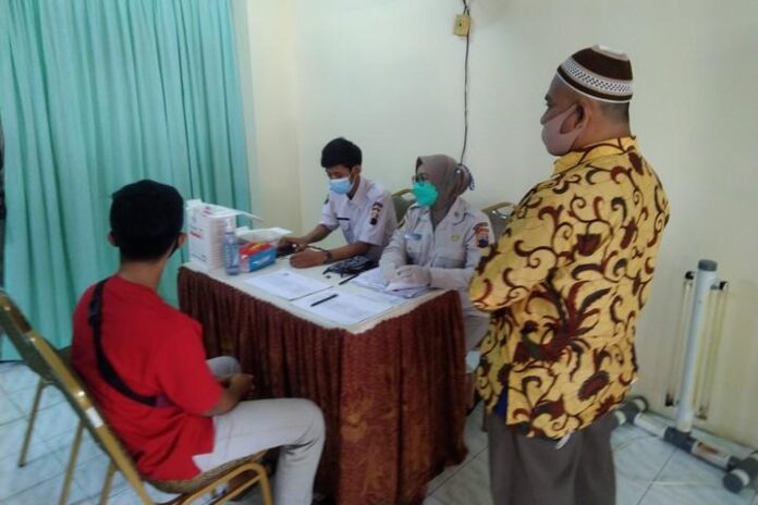 Petugas RS Bhayangkara Polda Jateng